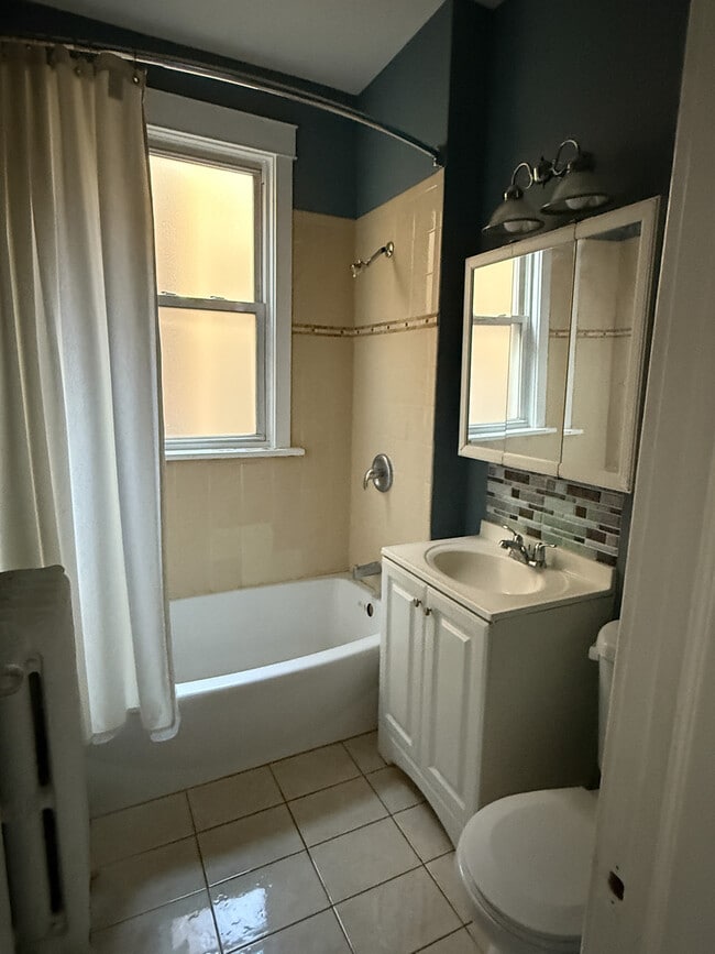 Building Photo - 4112 W Wellington Ave