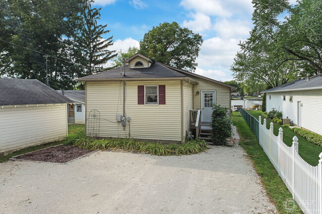 Building Photo - 1904 River Terrace Dr