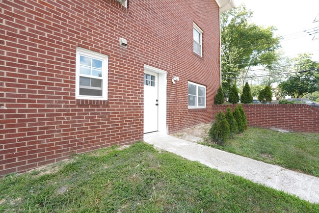 Building Photo - 41 River Edge Rd