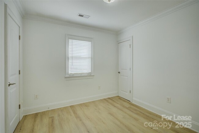 Building Photo - 448 N Summit Ave