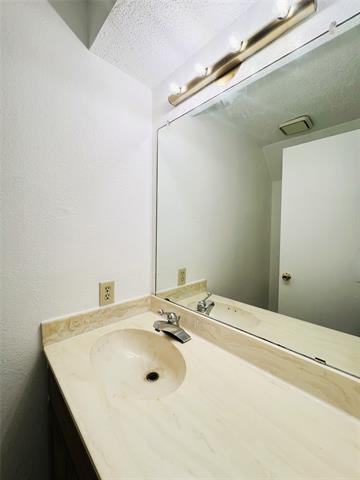 Building Photo - 929 W Hickory St