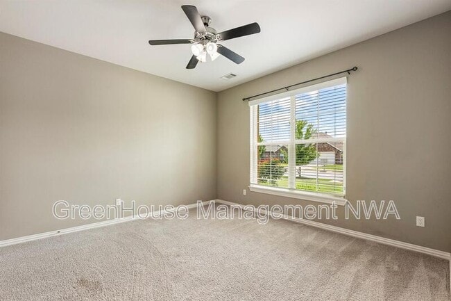 Building Photo - 3702 SW Mistletoe Ave