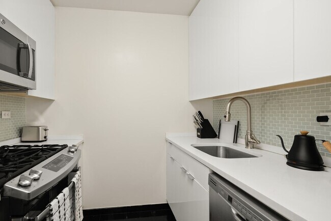 Building Photo - 525 E 72nd St