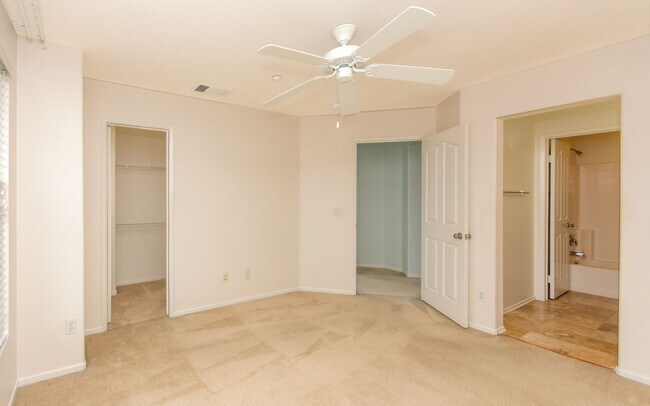 Building Photo - Condo in San Elijo!