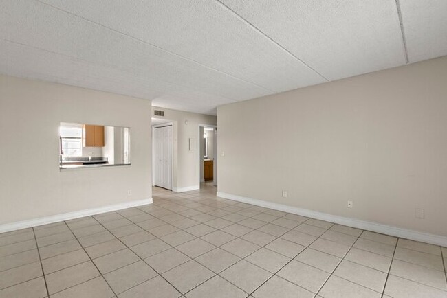 Building Photo - Condo For Rent in Somerset Park!