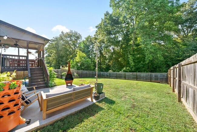 Building Photo - Fish, Swim or Canoe from your backyard! Beautiful 3 bed 2 bath with large Fenced in backyard!