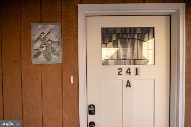 Building Photo - 241 Victoria St