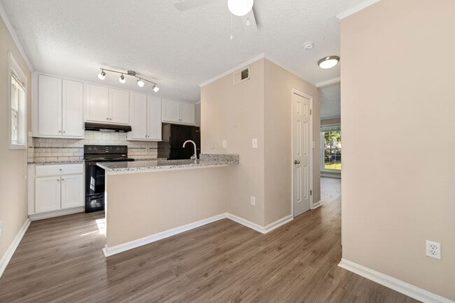 Building Photo - Charming End Unit Townhome near Downtown D...