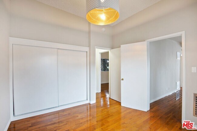 Building Photo - 941 N San Vicente Blvd