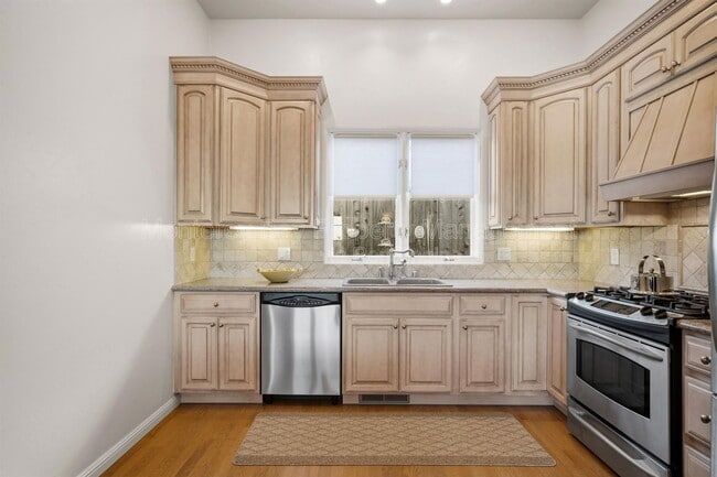 Building Photo - 525 Laurel Ave