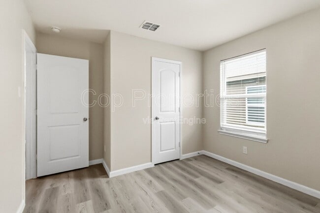 Building Photo - 15027 Harbor Lndg