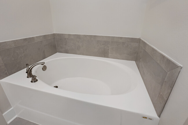 Soaking Tub - 9534 Creekview Dr