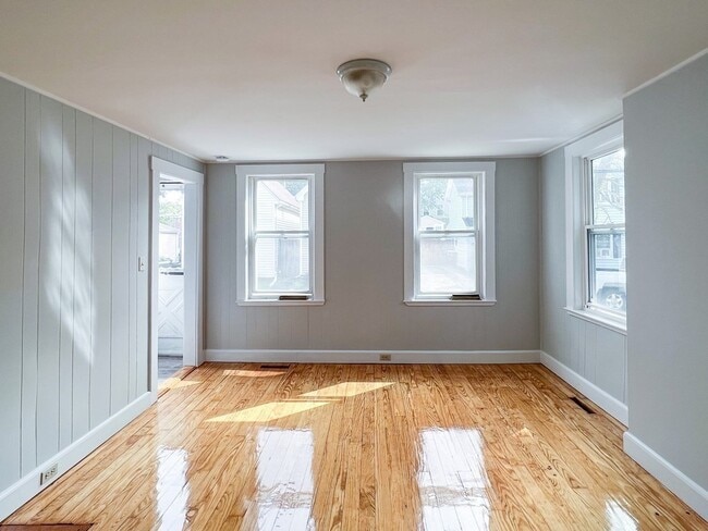 Building Photo - 25 Common St