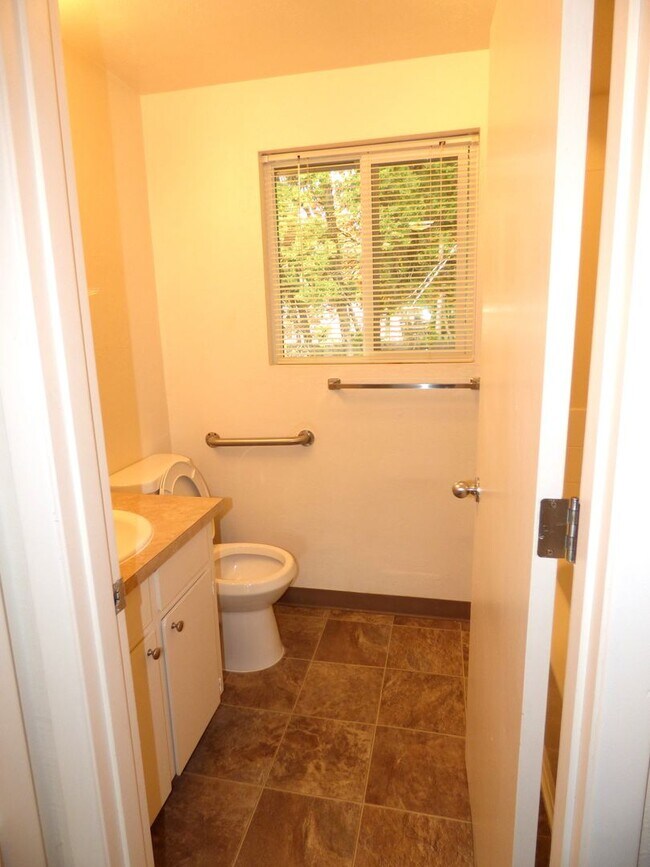 Building Photo - Rent Special: 1/2 Off July's Rent!! Ground Level 1 Bedroom 1 Bath W/ AC