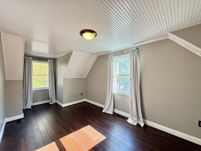 Building Photo - 718 Indianola Ave