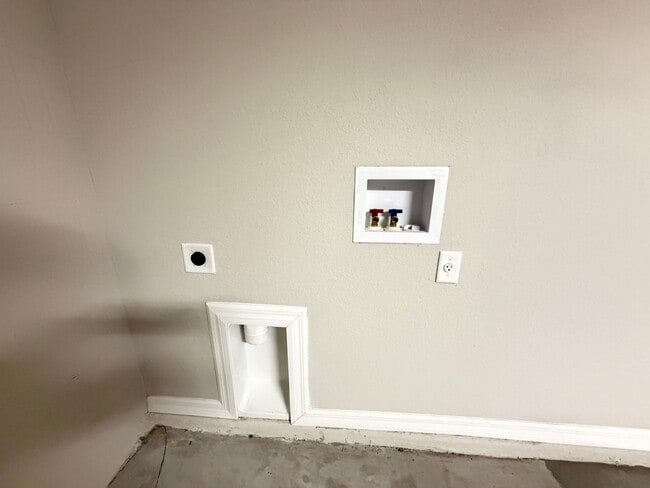 Building Photo - Spacious 3BR Home in Ocala | No HOA + Pet Friendly