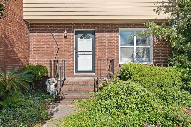Building Photo - Inviting 3-bedroom, 1.5-bath home in the h...