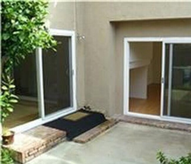 Building Photo - Welcome home to this 2 story end unit 3 bedroom 2 bath located in the heart of Irvine