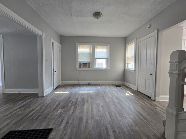 Building Photo - Convenient to Downtown and UC!
