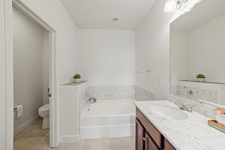 Building Photo - 353 Esfahan Ct