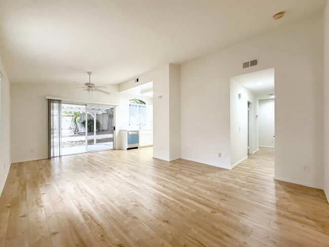 Building Photo - Single Story in Rancho Del Oro!