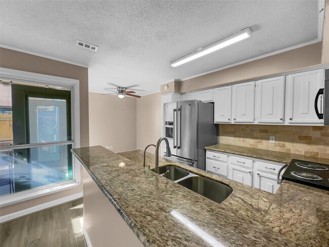 Building Photo - 2517 Bering Dr