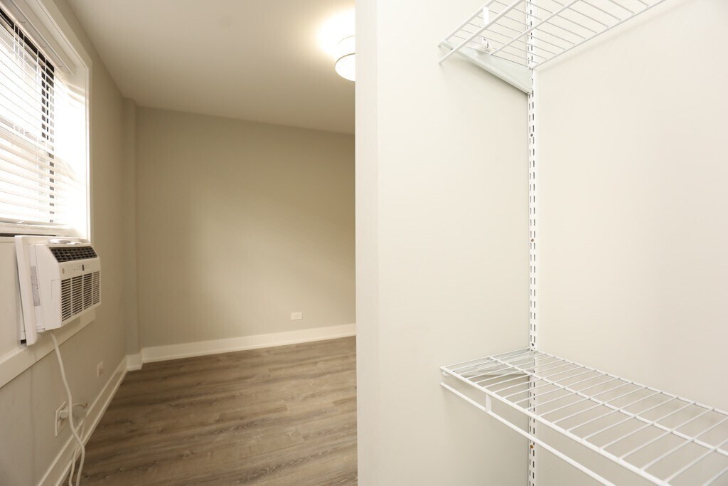Building Photo - 525 W Belmont Ave