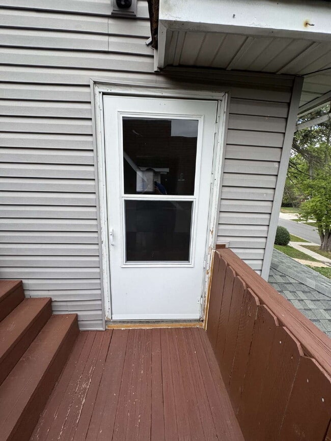 Building Photo - Spacious 2-Bedroom Apartment in Chicago Heights with Parking & Private Entrances