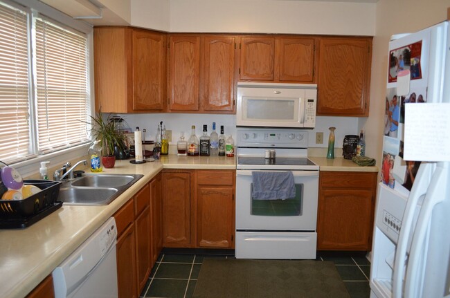Building Photo - 2 BR Townhouse on the Golf Course