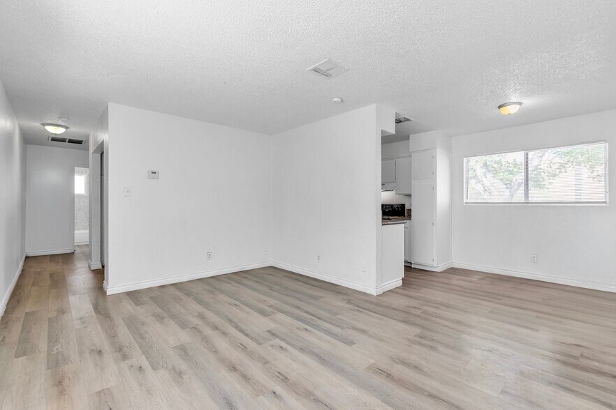 Building Photo - 2508 E Mesquite Ave