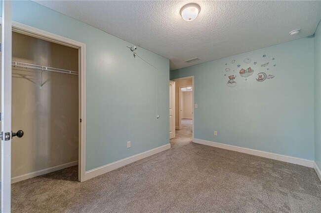 Building Photo - 583 Embassy Walk