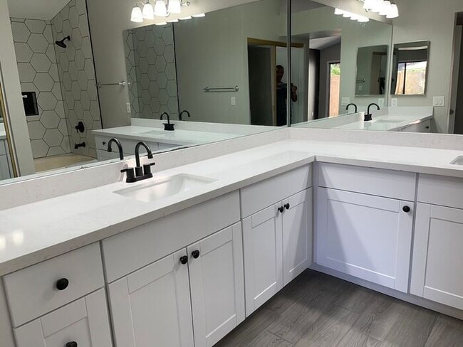 Building Photo - MOVE IN SPECIALS!! Lovely 3BD-2BA Gilbert ...