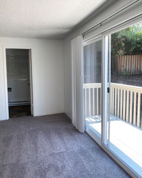 Building Photo - 5704 SW Beaverton Hillsdale Hwy