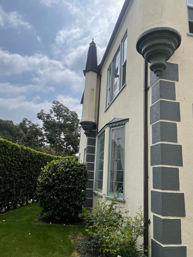 Building Photo - 5906 San Vicente Blvd