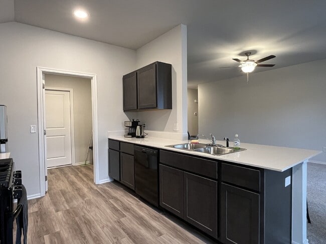 Building Photo - "ROOMMATE Wanted"
