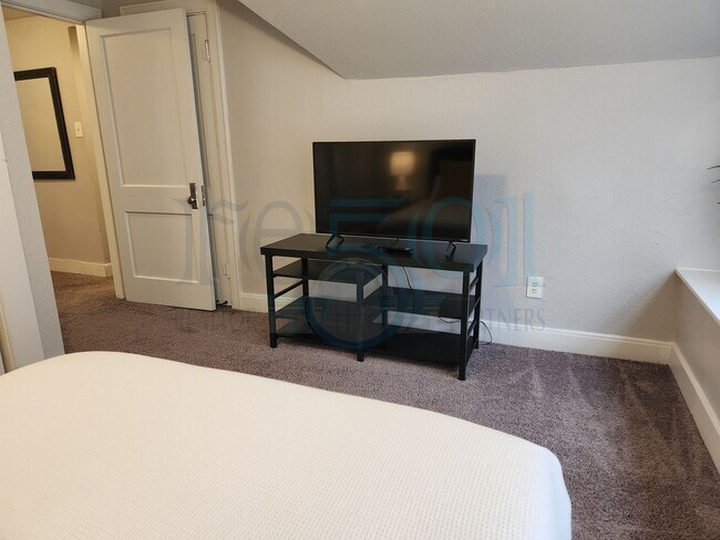 Building Photo - Wonderful Apartment in Hillcrest!