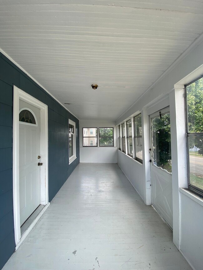 Building Photo - 413 6th St