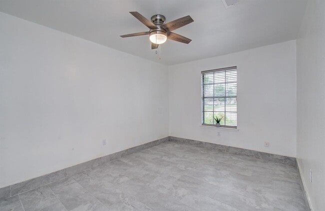 Building Photo - 502 Guyer St