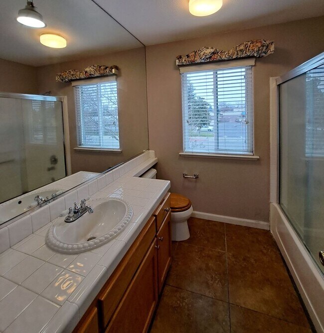 Building Photo - Comfortable 3BR Two-Story Home in Secure Fresno Community!