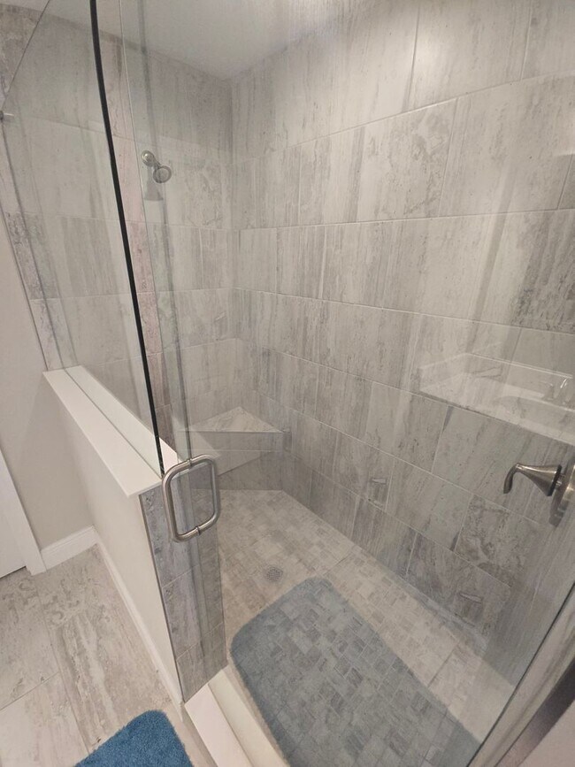 Building Photo - Gorgeous 5-Bedroom, 3-Bathroom in Riverview