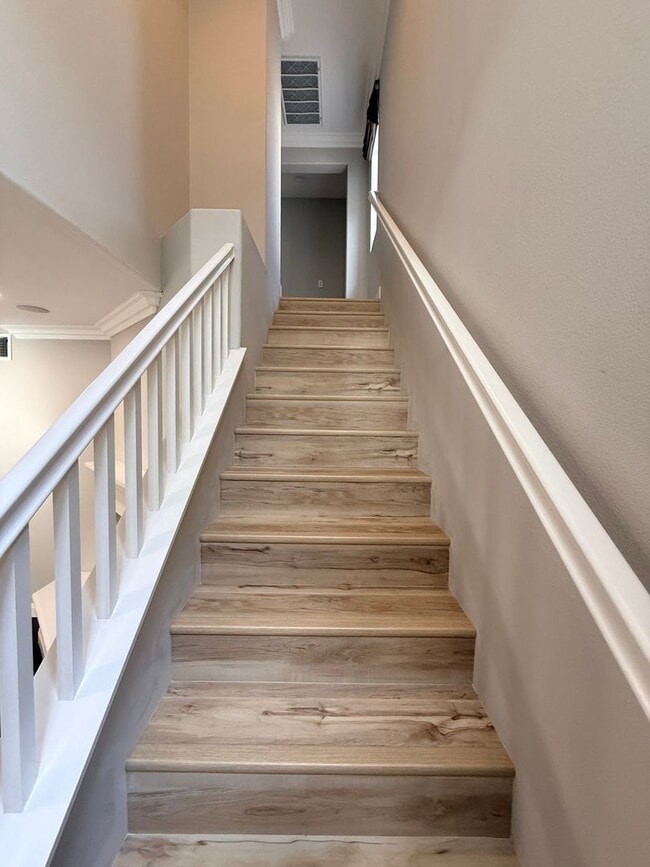 Building Photo - Beautiful 4 Bedroom, 2.5 Bathroom Home in West Irvine Pointe Community