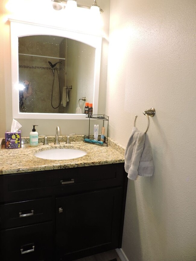 Building Photo - Convenient westside location!