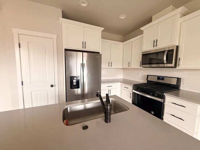 Building Photo - 5590 Mountain Quail Dr S