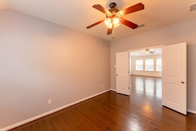 Building Photo - 448 Bottle Brush Dr