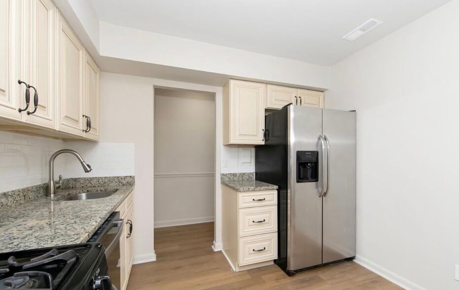 Building Photo - 222 Echelon Rd