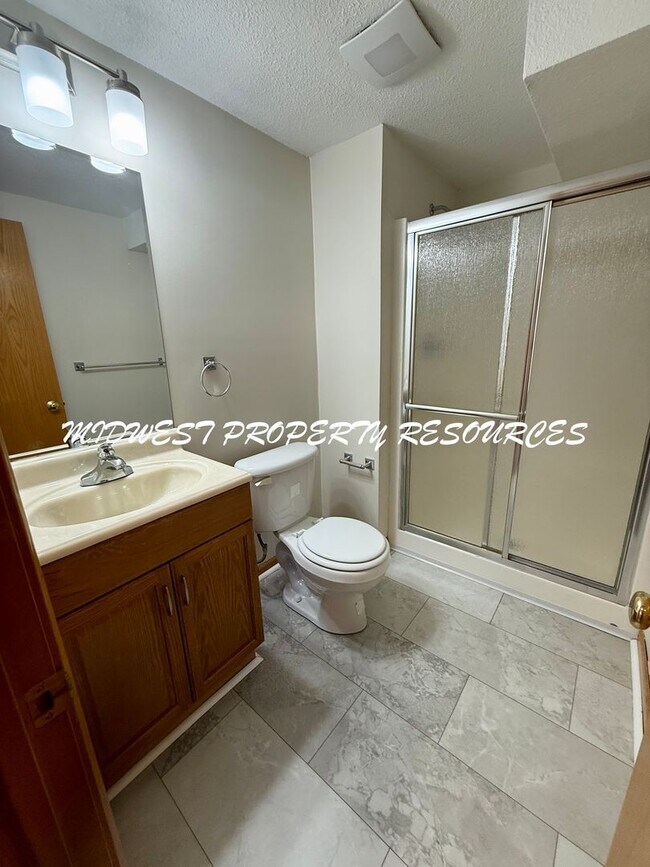 Building Photo - Amazing 3 Bedroom Townhouse!