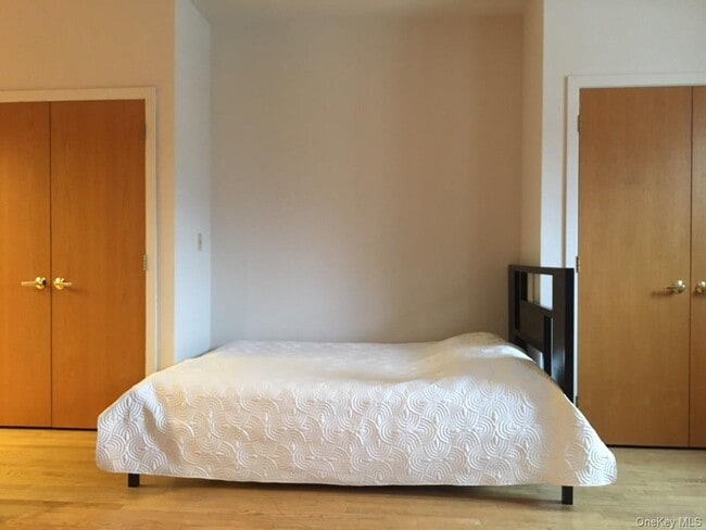 Building Photo - 528 Main St