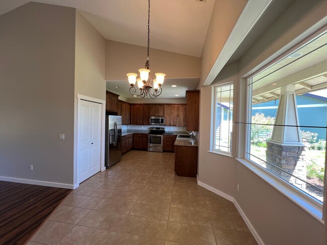 Building Photo - Modern 3 Bedroom Home