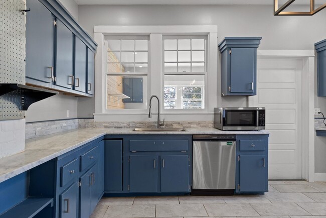 Building Photo - 207 Culberson Ave