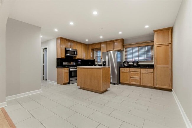 Building Photo - 1504 W 39th 1/2 St